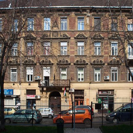 Michael Apartment With 2 Rooms Near Gozsdu Udvar Boedapest Buitenkant foto