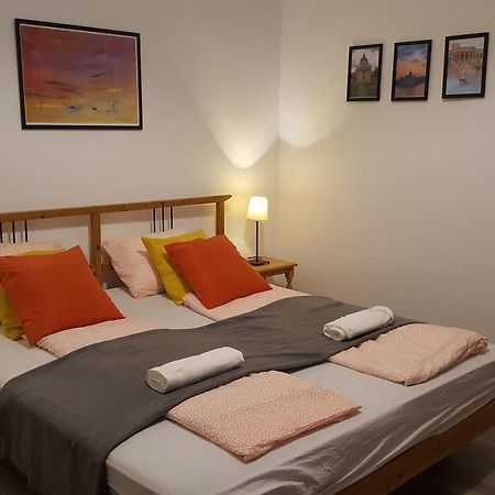 Michael Apartment With 2 Rooms Near Gozsdu Udvar Boedapest Buitenkant foto