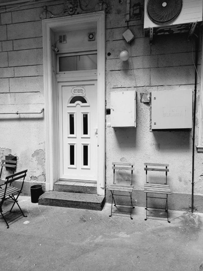 Michael Apartment With 2 Rooms Near Gozsdu Udvar Boedapest Buitenkant foto